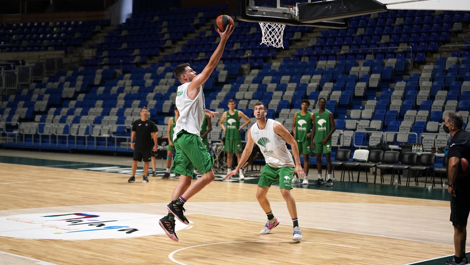 Jonathan Barreiro finaliza a canasta ante la mirada de Rubén Guerrero.