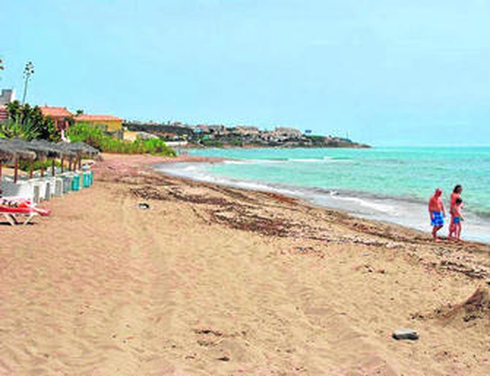 Vista general de la playa de Mijas afectada por las algas tóxicas.