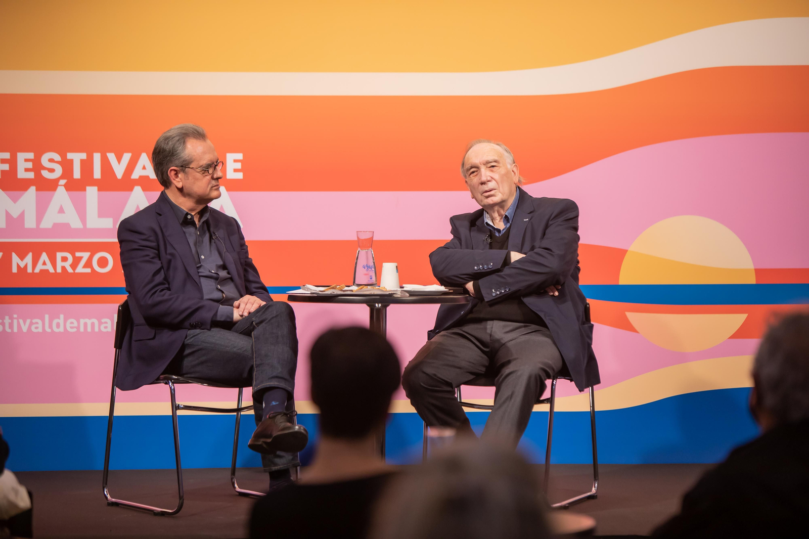 Juan Antonio Vigar y Fernando Méndez-Leite charlan en la presentación del libro 'Biznagas'.
