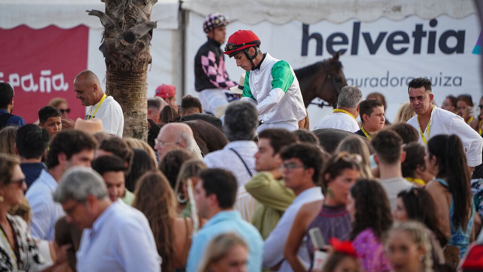 Muchísimo público en la playa de Las Piletas.