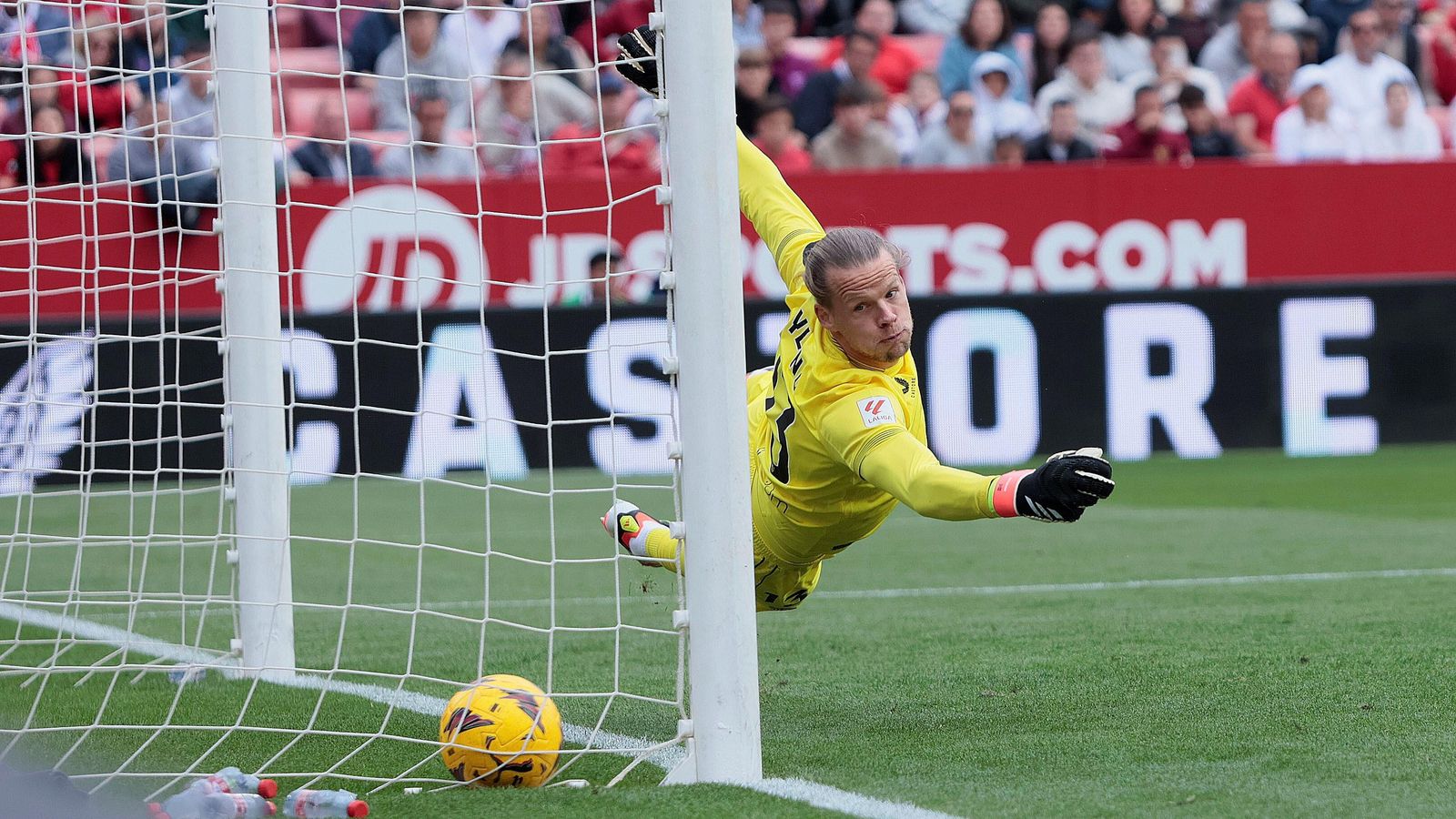 Nyland no puede despejar el disparo en la falta de Brais Méndez.