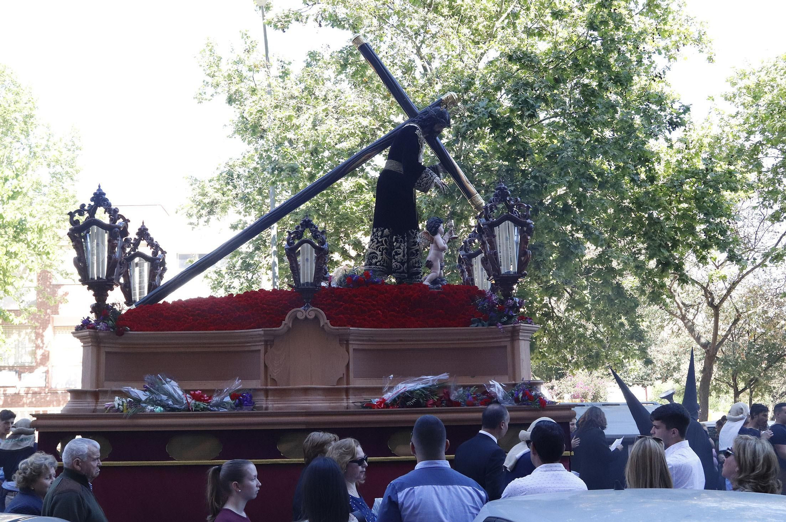 Imágenes del recorrido de la Hermandad de la Redención por las calles de Huelva