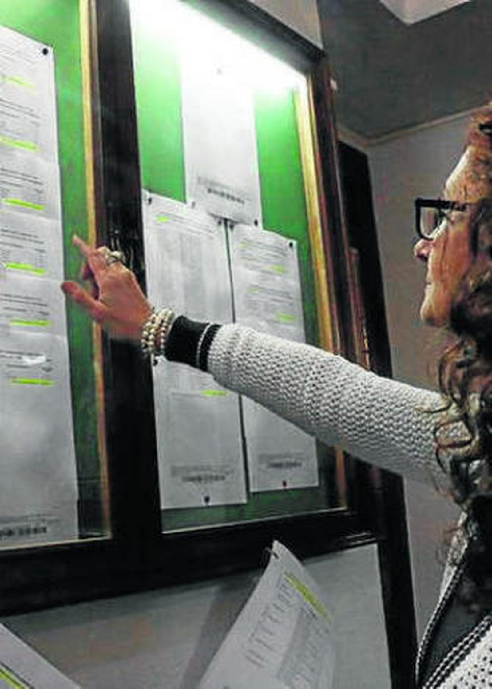 Una madre consultando el listado.