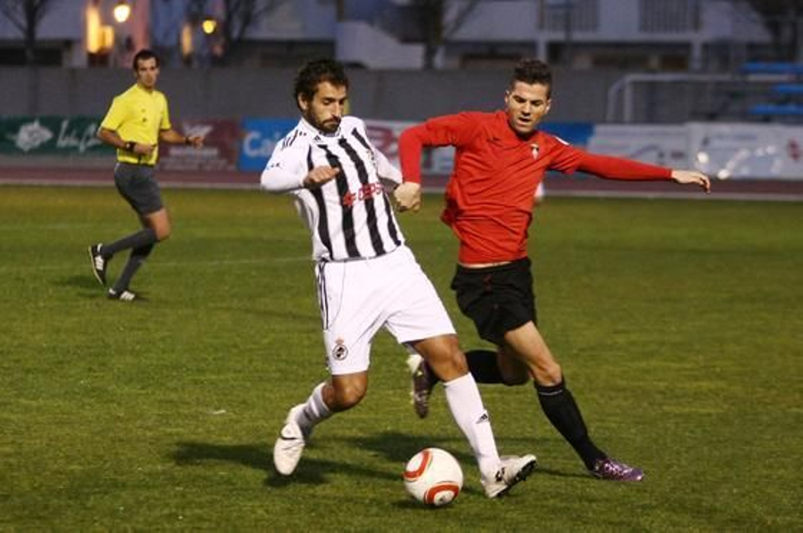 La Balona gana en Ayamonte y se pone líder provisional a la espera de lo que haga el Pozoblanco./Fotos:Alberto Domínguez

Foto: Alberto Dominguez