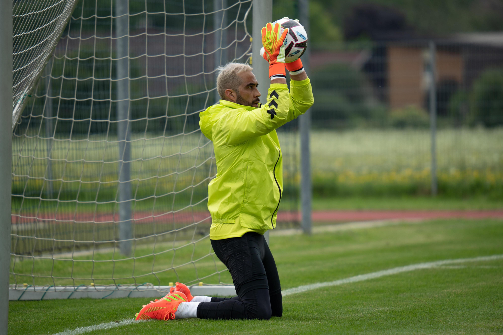 Claudio Bravo hace trabajo específico de portero.
