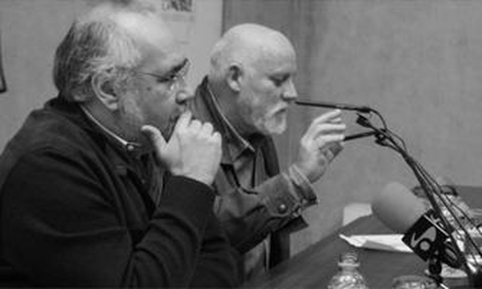 El poeta granadino José Pallarés, en primer término, junto a Juan Gómez Macías, ayer en el Palacio de los Gobernadores.