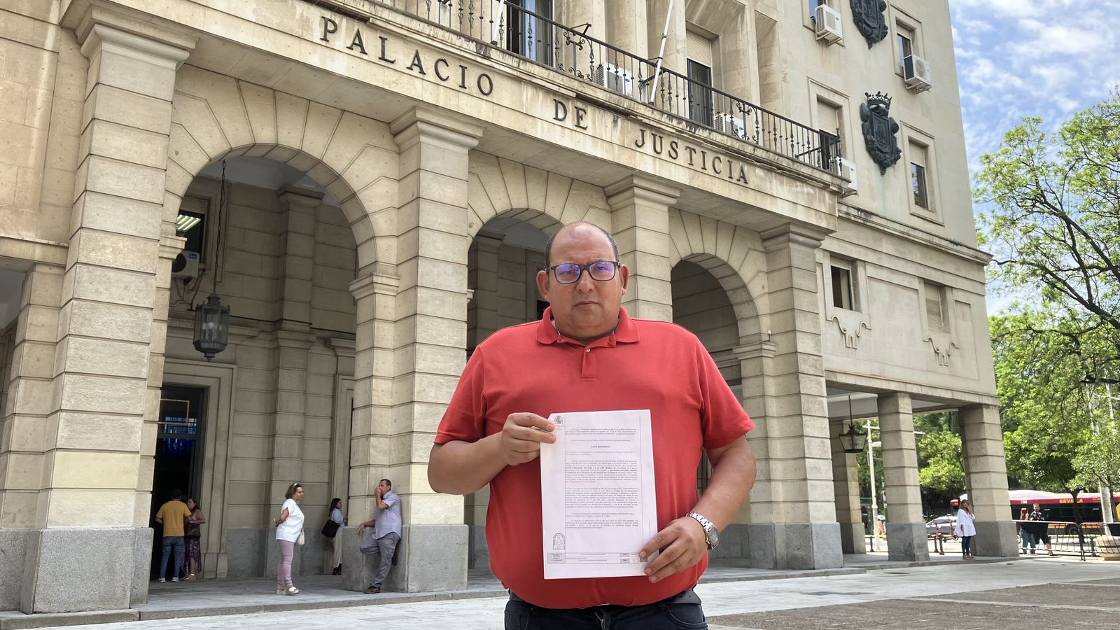 Julio César Hierro, ante la Audiencia al principio de su huelga de hambre.