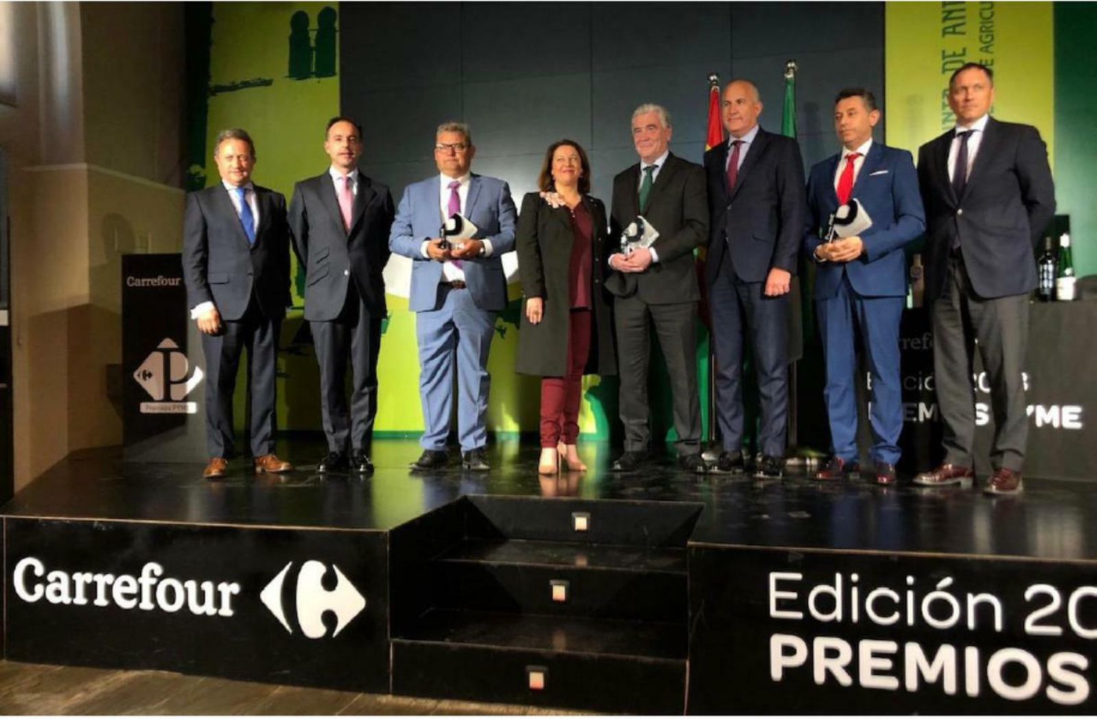 Foto de familia de los galardonados con los Premios Pyme Carrefour.