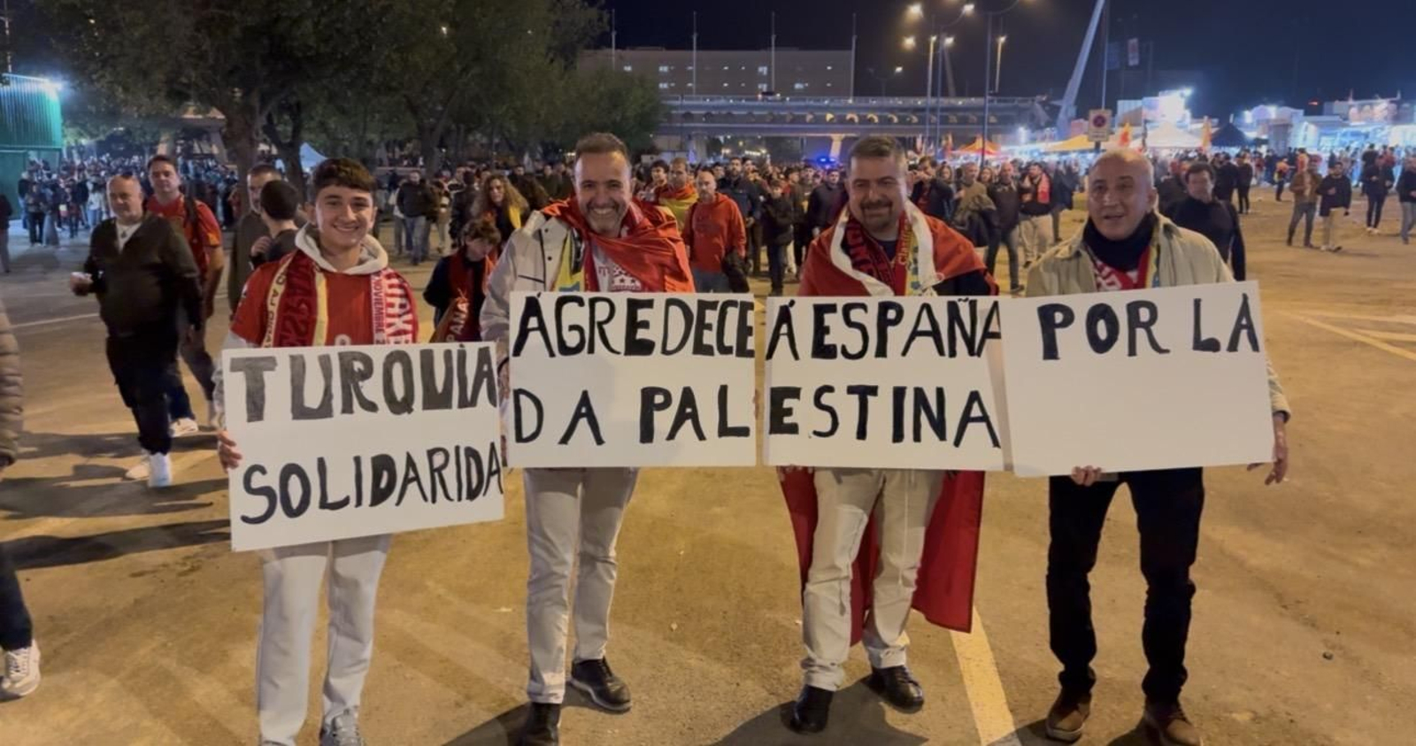 Un grupo de aficionados turcos muestran una pancarta de apoyo a Palestina y agradecimiento a España