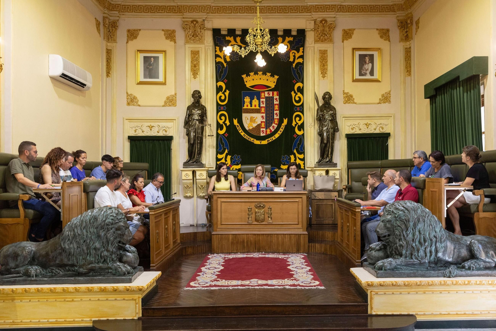 La alcaldesa de Jumilla, Seve González (c), preside el pleno extraordinario celebrado el pasado viernes.