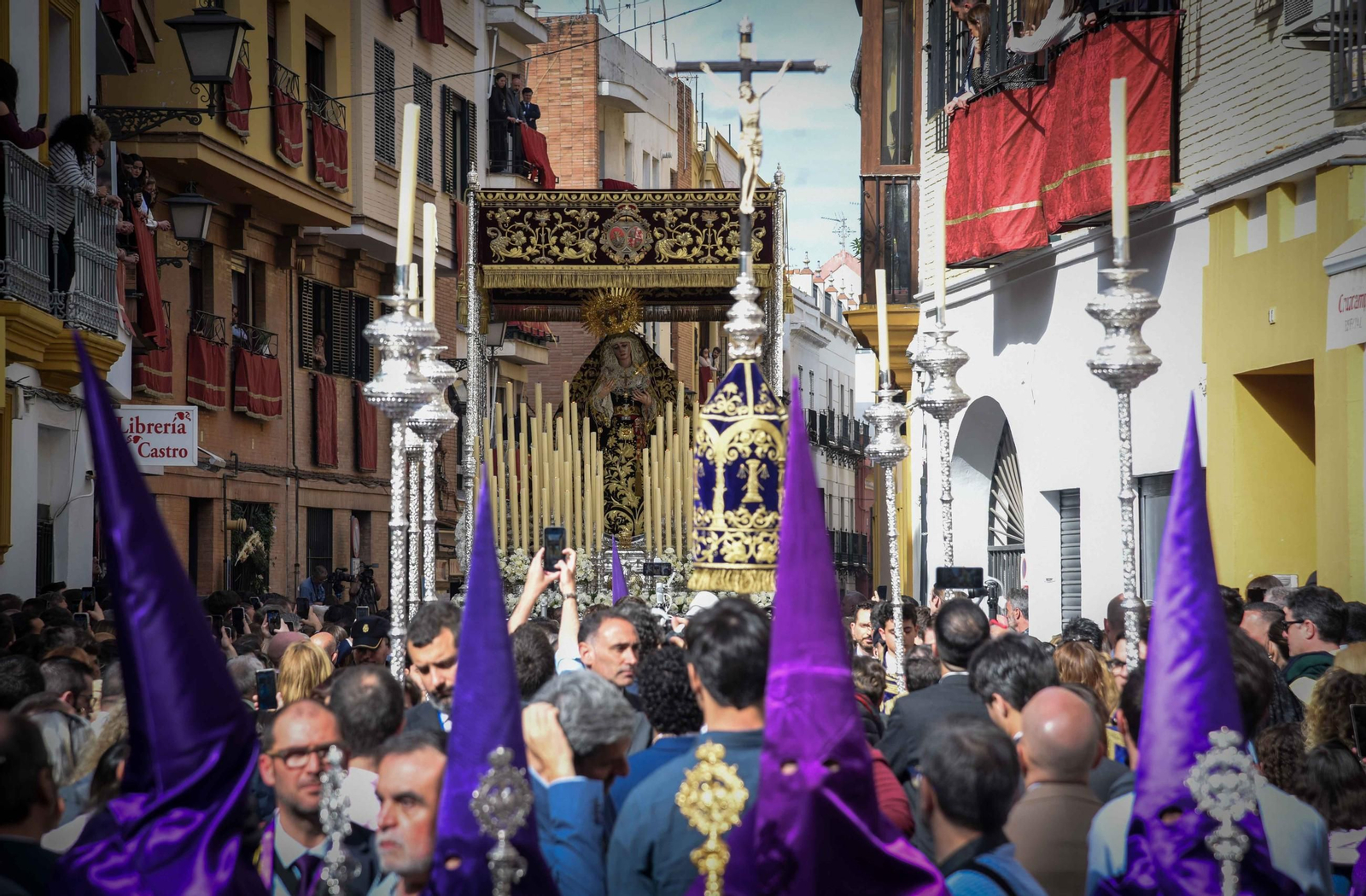 La Hermandad de Las Cigarreras en la Semana Santa de Sevilla 2025