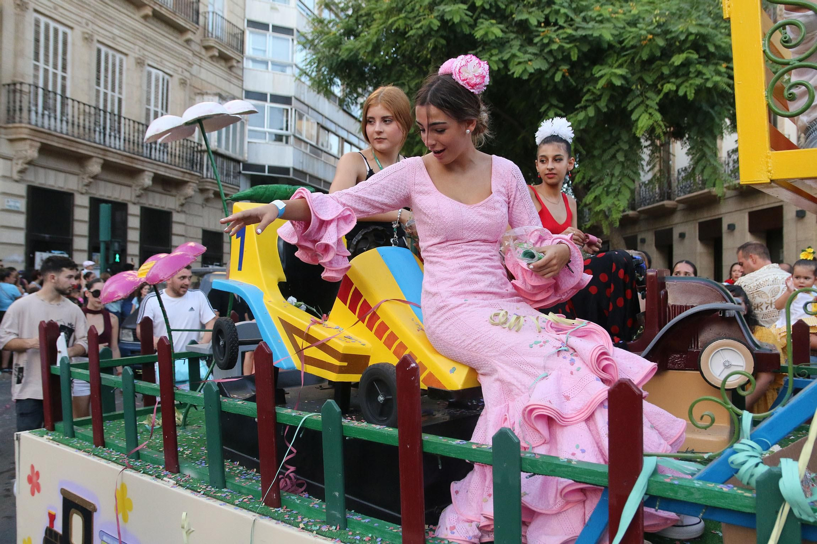 Las imágenes de la batalla de flores en la Feria de Almería 2023