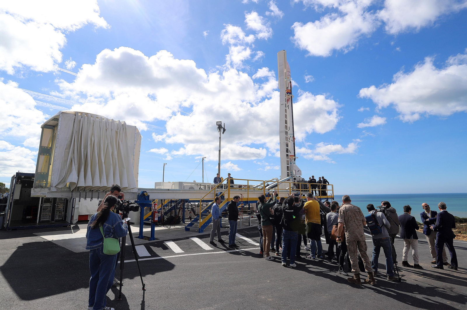 Imágenes de Pedro Sánchez en su visita al cohete Miura en la base espacial en Huelva