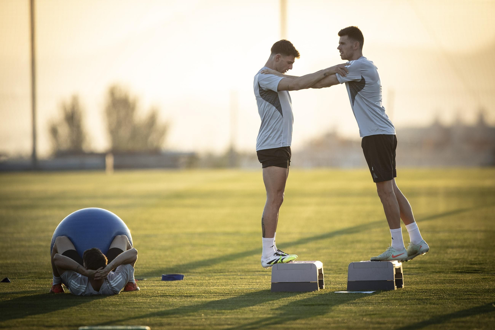 Gumbau (d) hace ejercicios con Lucas Boyé en el primer entrenamiento de esta pretemporada