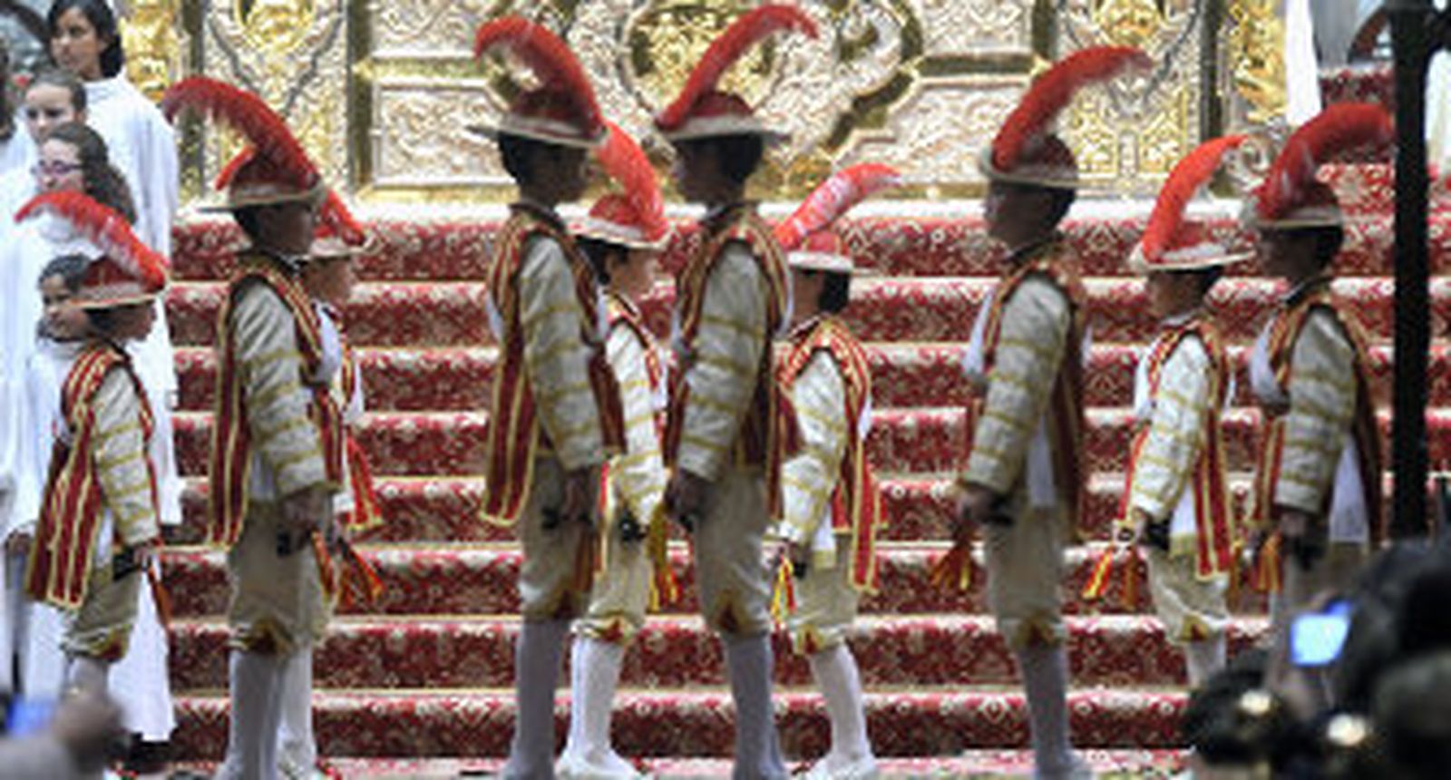 Los Seises bailan en el altar mayor de la Catedral en el triduo de carnaval./ Juan Carlos Vázquez
