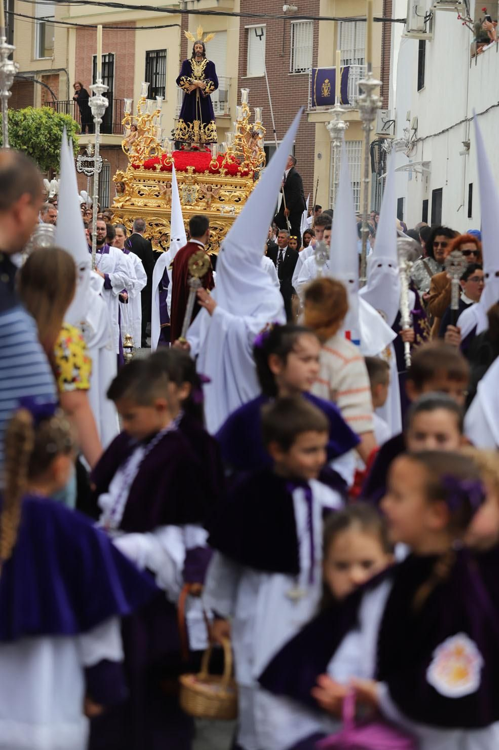 Imágenes del recorrido de la Hermandad del Cristo Cautivo de Huelva