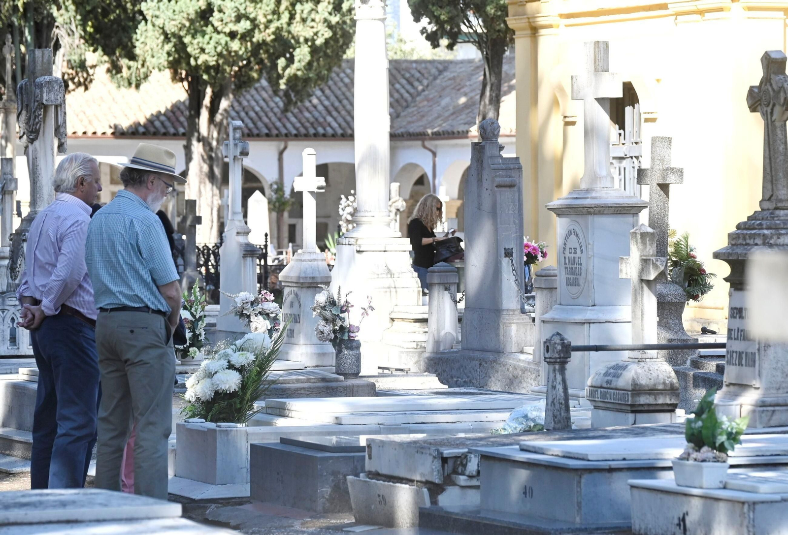 Las imágenes del Día de los Santos en los cementerios de Córdoba
