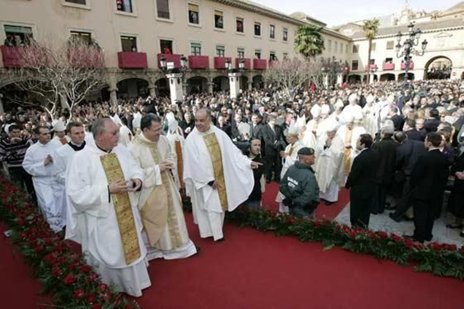 La comitiva llega a la Plaza de las Palomas de Guadix, abarrotada de público.

Foto: Javier Alonso