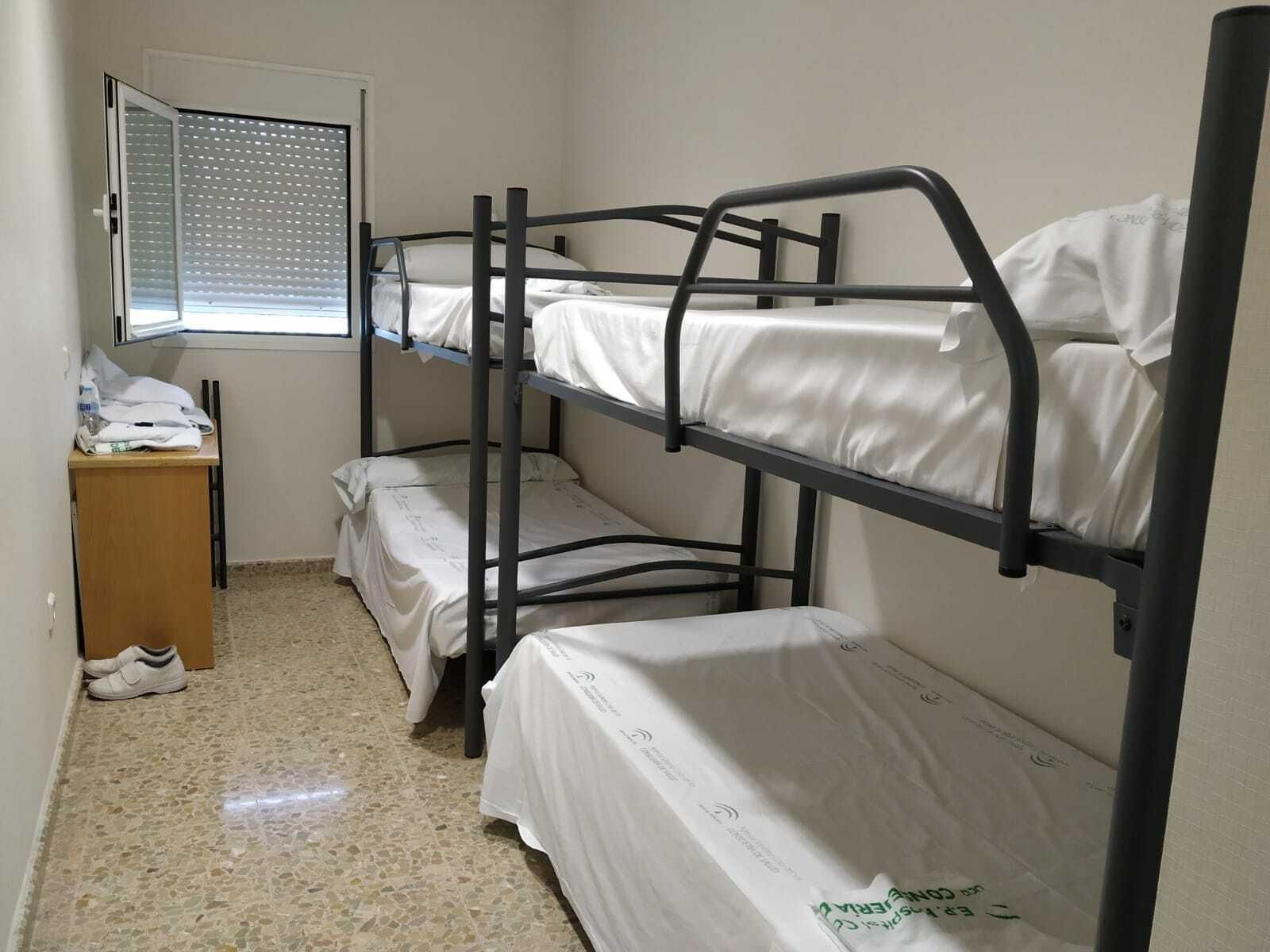 Literas en las que descansan los médicos residentes.