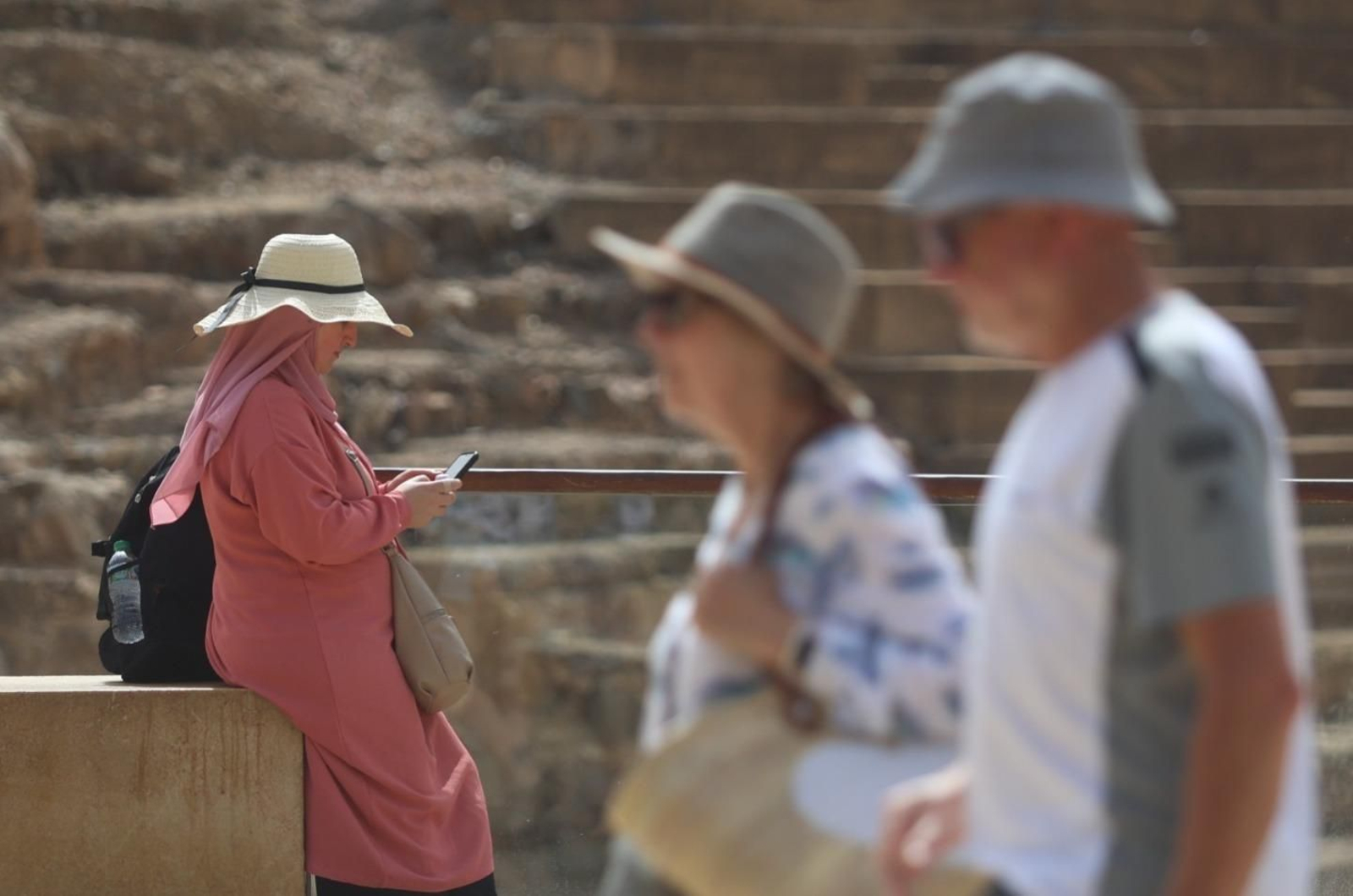 Un grupo de personas pasea por la zona de La Alcazaba este miércoles
