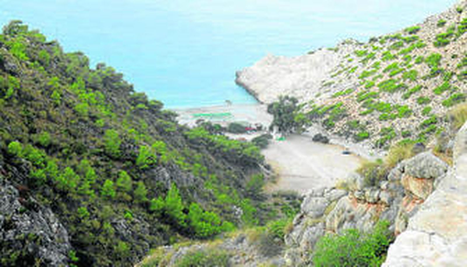 En los acantilados hay playas como la de Cantarriján.