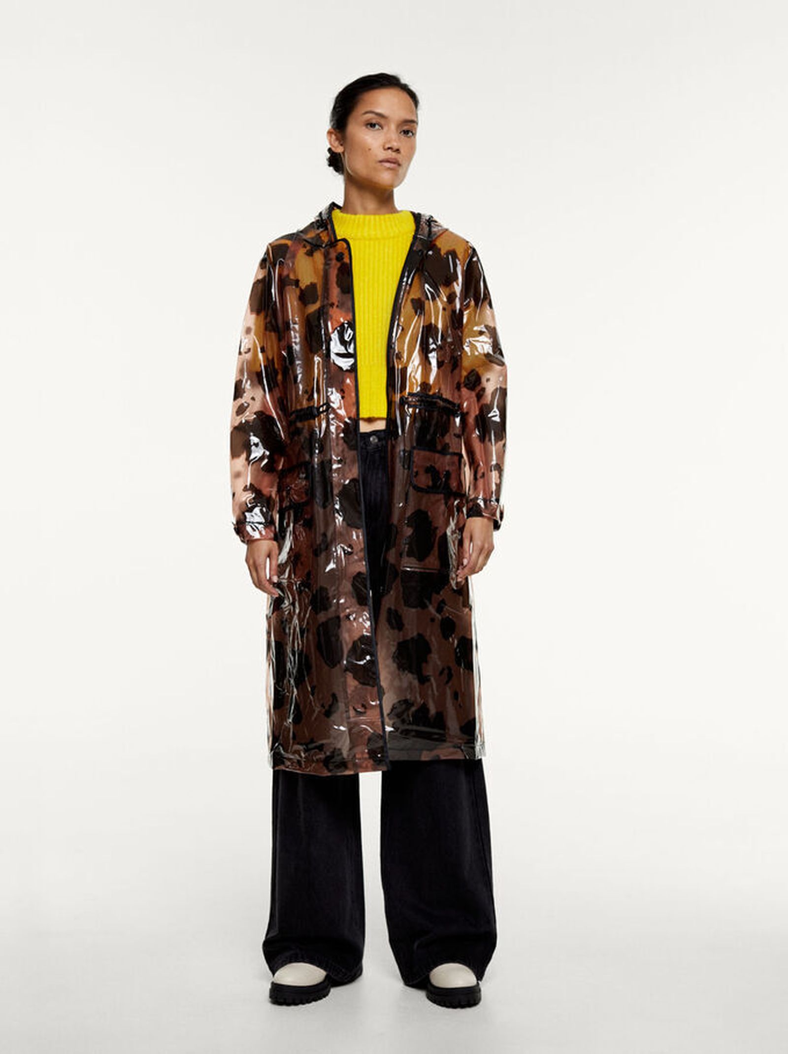 Chaqueta con estampado de vaca de Parfois.