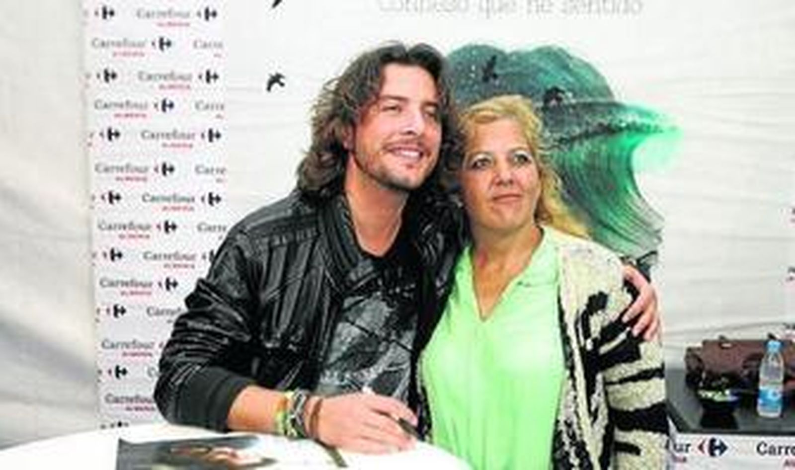 Manuel Carrasco ayer firmando discos en Carrefour.