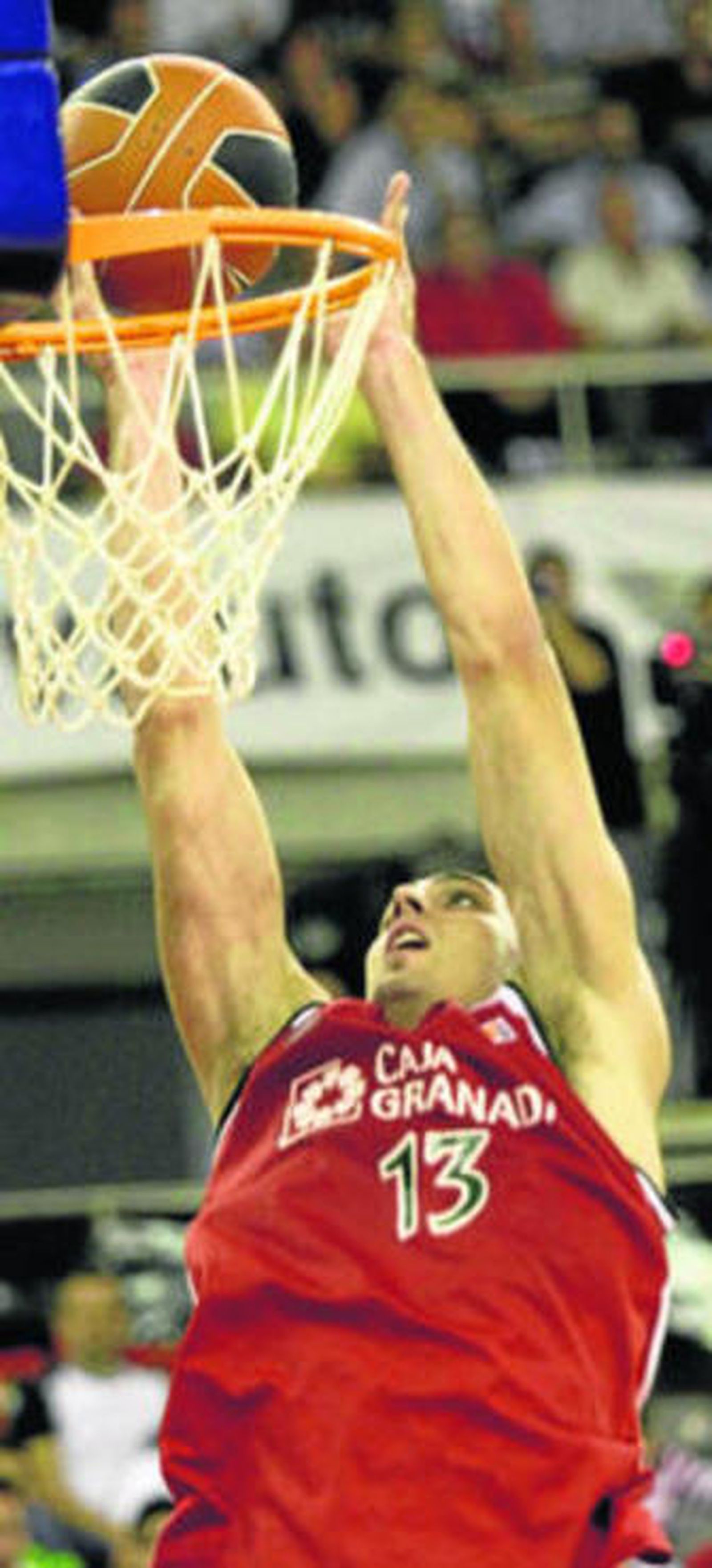 Pablo Aguilar hace un mate en un partido de esta campaña.