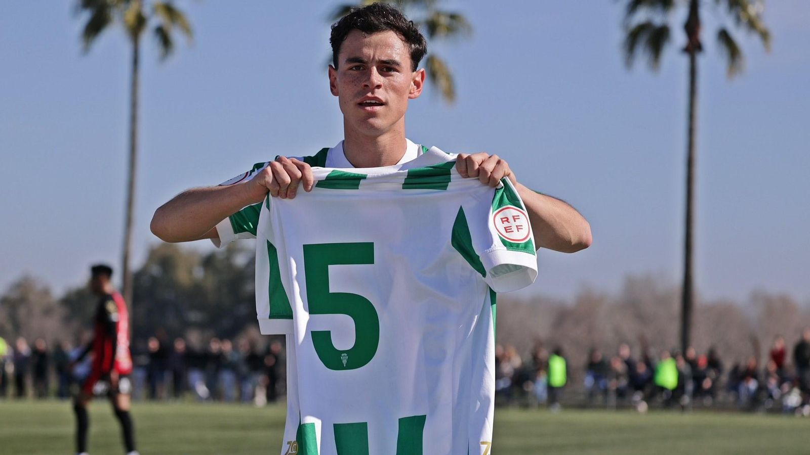 Álvaro Gómez muestra la camiseta de Álex López en señal de apoyo, solo unos días antes de caer gravemente lesionado.