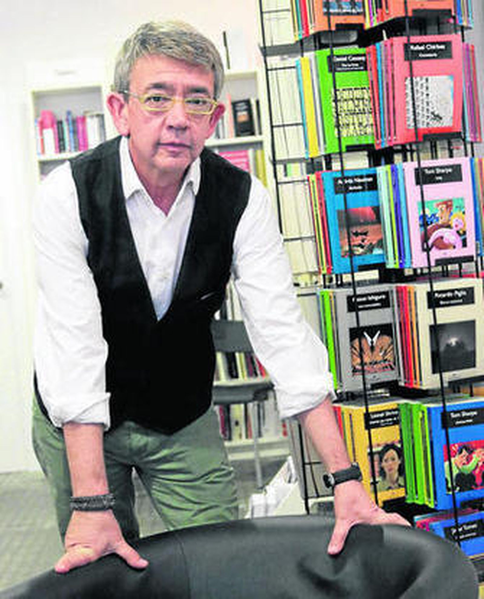 Guillermo Busutil (Granada, 1961), escritor y periodista pendiente del mundo.