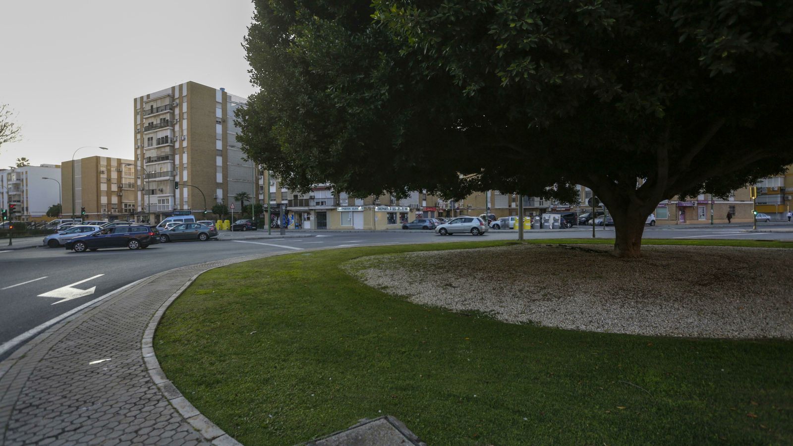 La glorieta de Manuel del Valle (esquina con la avenida Pino Montano) también se riega con agua potable.