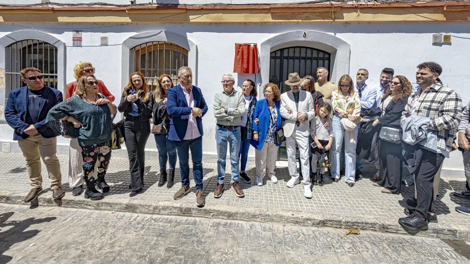 Las familias de Antonio y Pedro Trujillo antes de descubrirse la placa.
