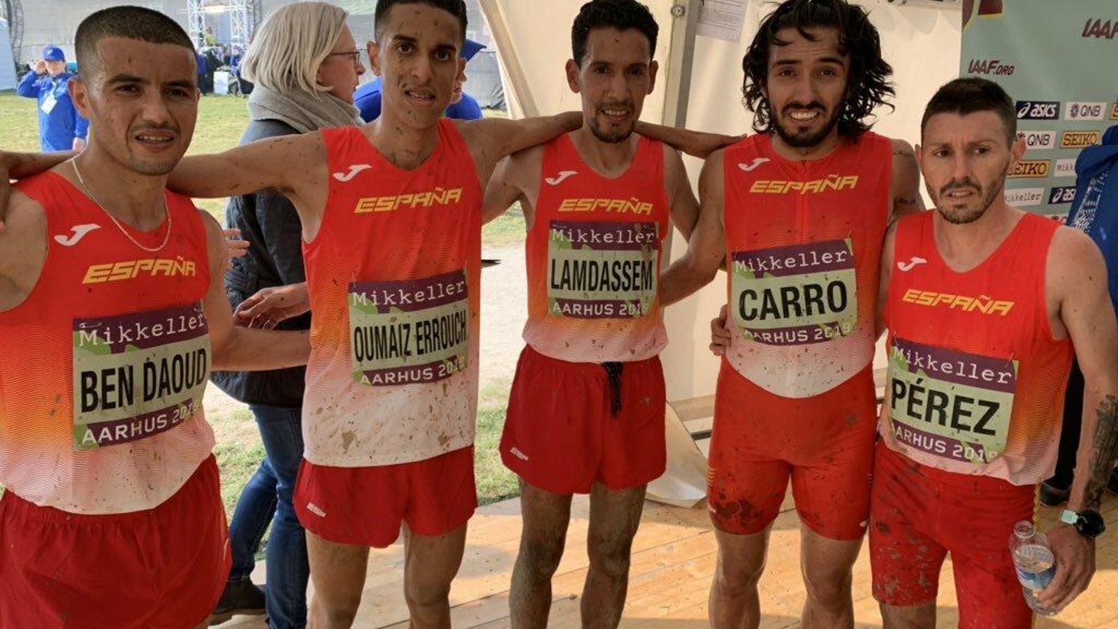 Ouassim Oumaiz, segundo por la izquierda, con el equipo español.