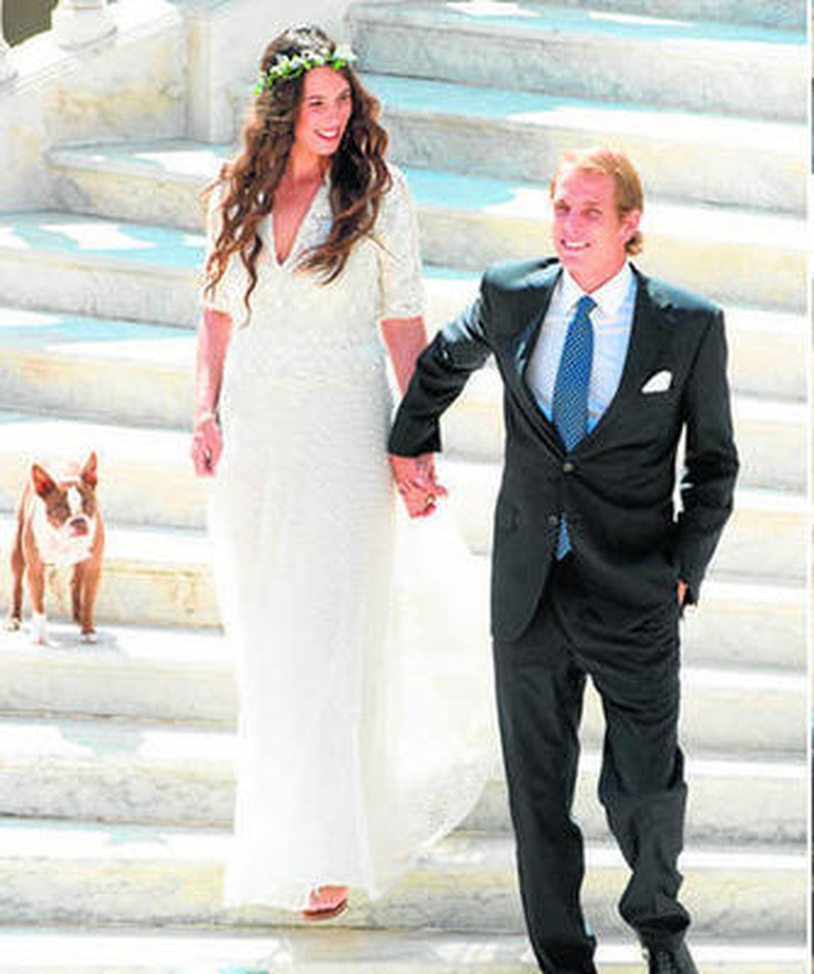 El recién estrenado matrimonio, feliz, baja la escalinata de Palacio.