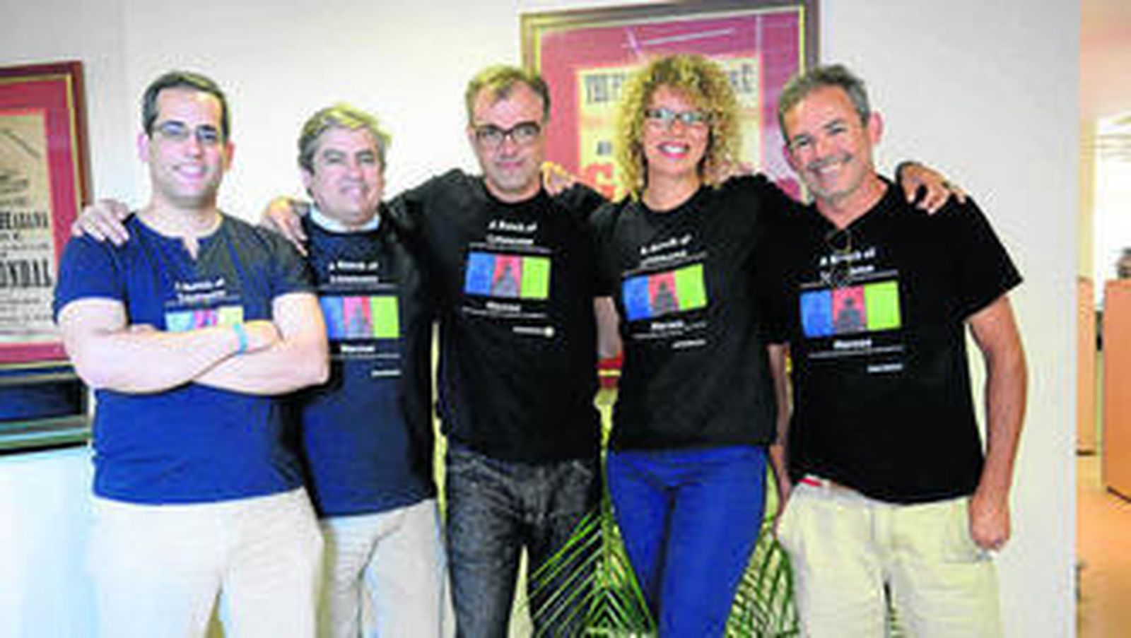 Cinco de los siete componentes de la banda en la sede de 'Diario de Cádiz'.