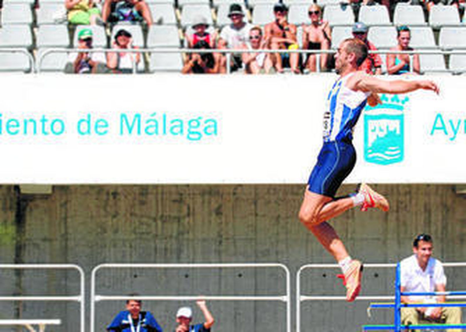 Óscar González, durante la disputa del Campeonato de España en 2011 en el estadio Ciudad de Málaga.