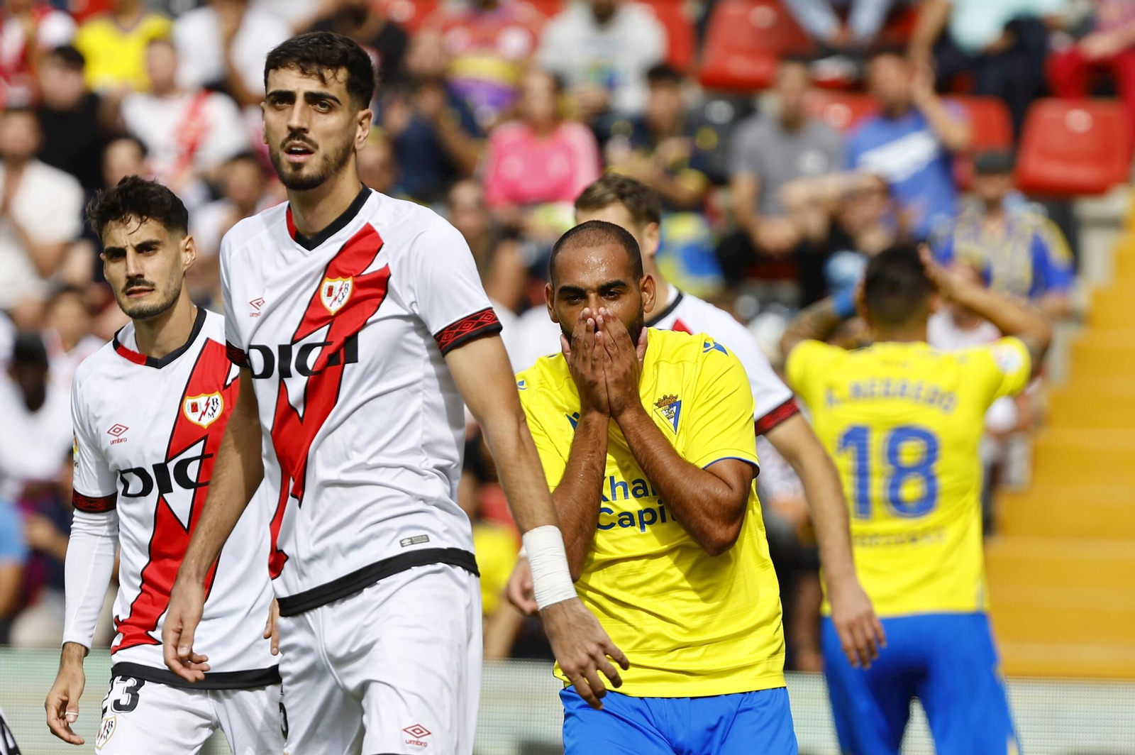 Fali se lleva las manos a la cara en el partido contra el Rayo.