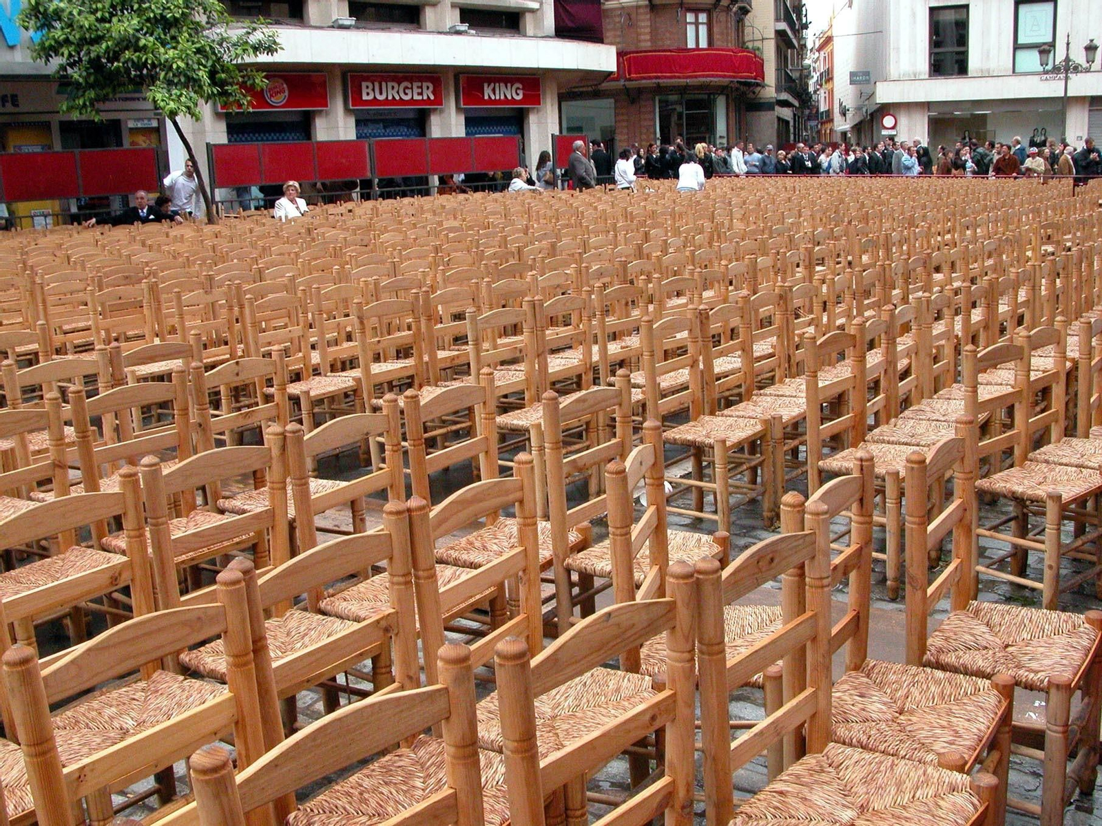Las sillas dispuestas en la Plaza de la Campana.