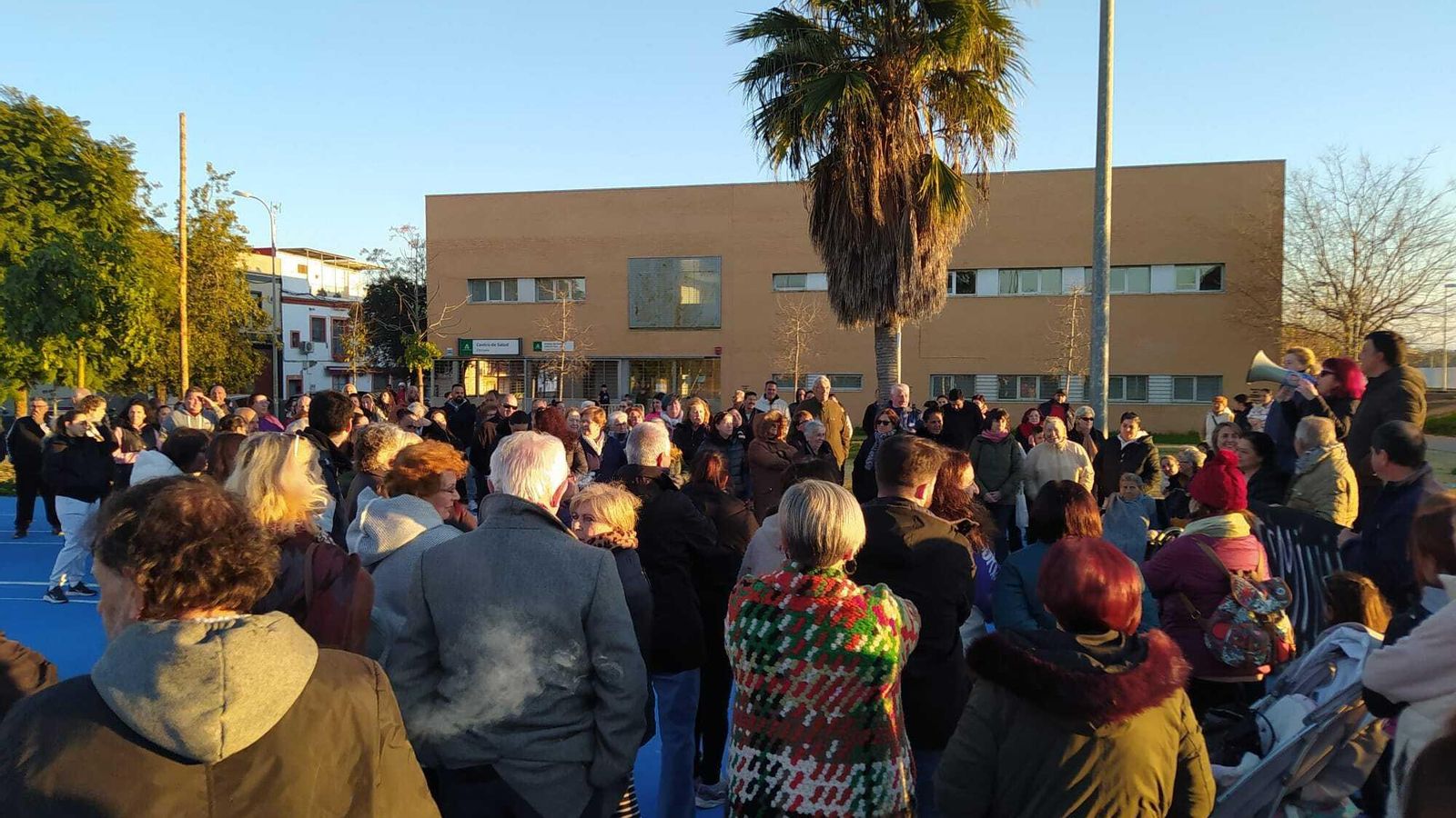 Concentración vecinal contra los apagones, este jueves en Sevilla.