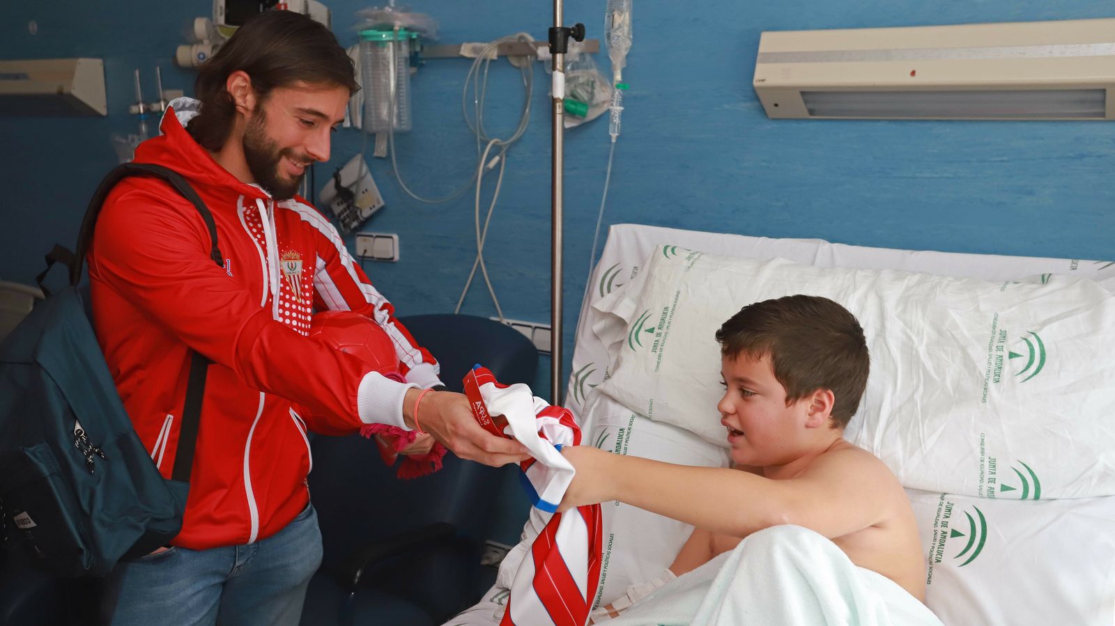 Visita de los jugadores del Algeciras CF al hospital Punta Europa