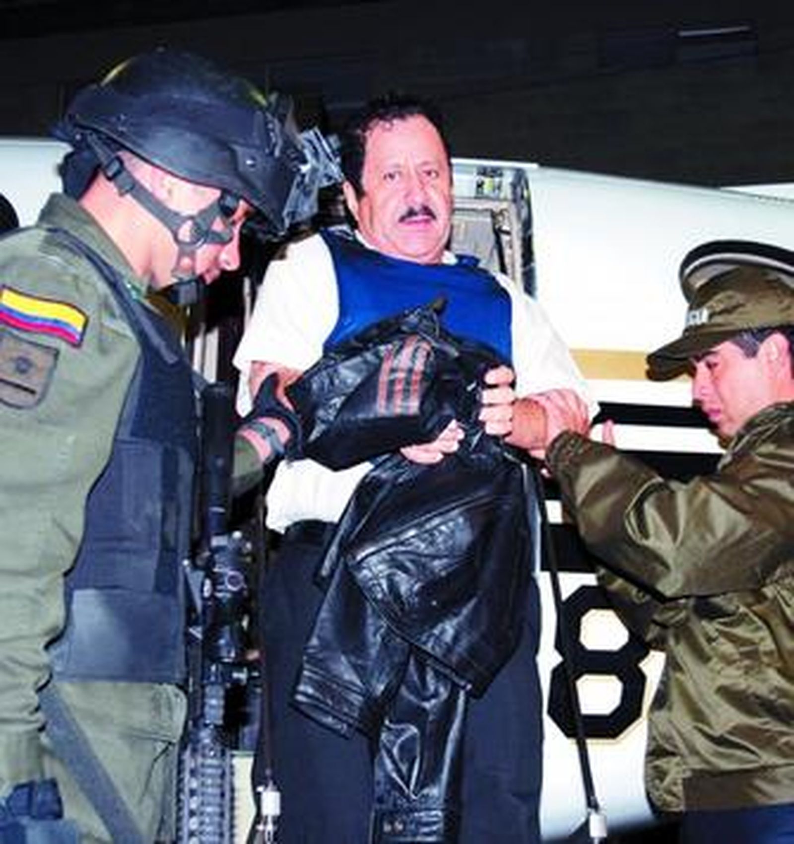 Hernán Giraldo, ex jefe del grupo paramilitar AUC, es introducido en el avión que le llevó a EEUU.