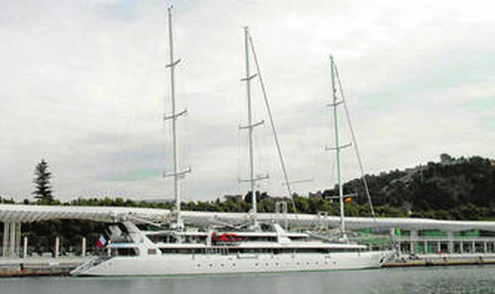 El buque de crucero 'Le Ponant', ayer, atracado en el puerto de Málaga.