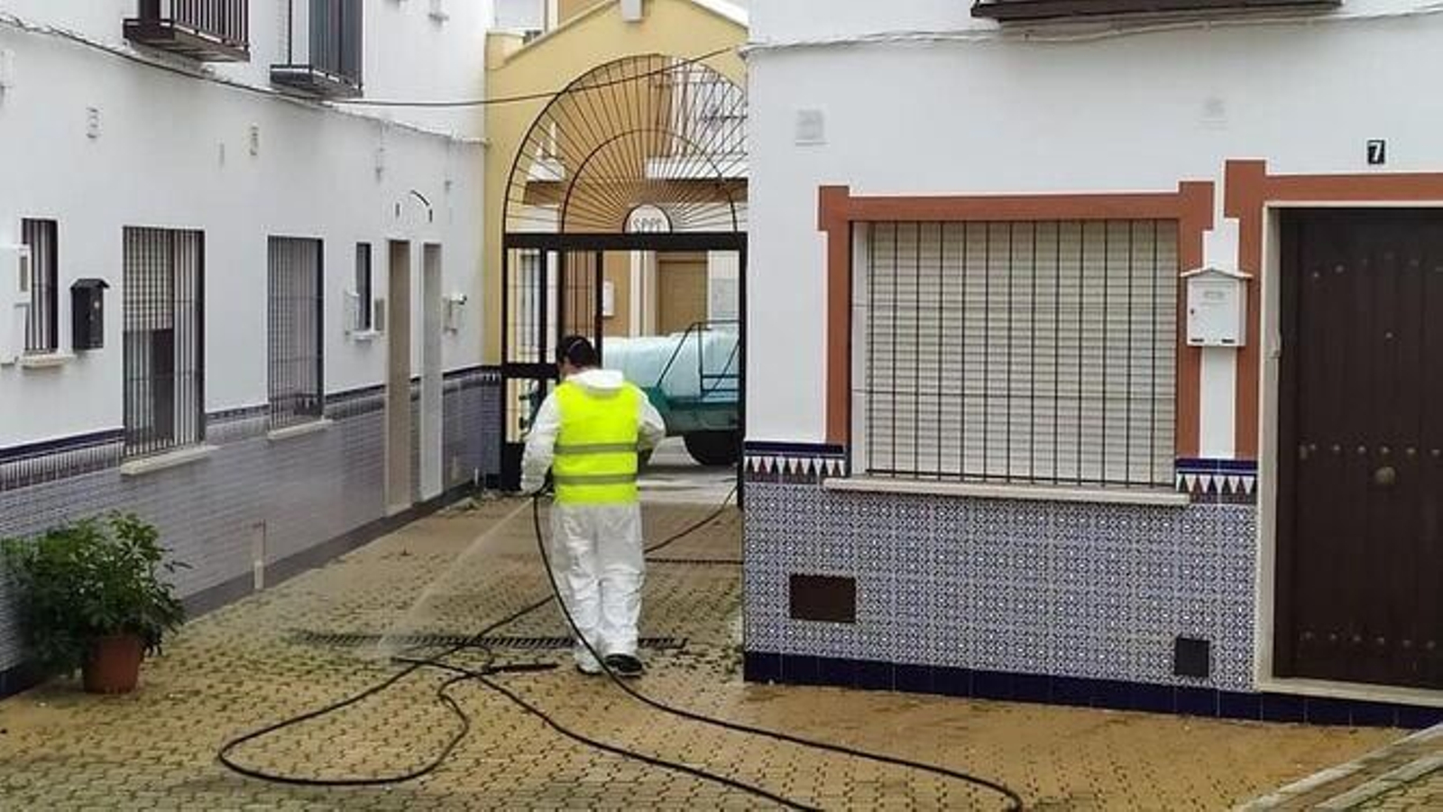 Trabajos de desinfección en Moriles durante la primera ola de la pandemia.