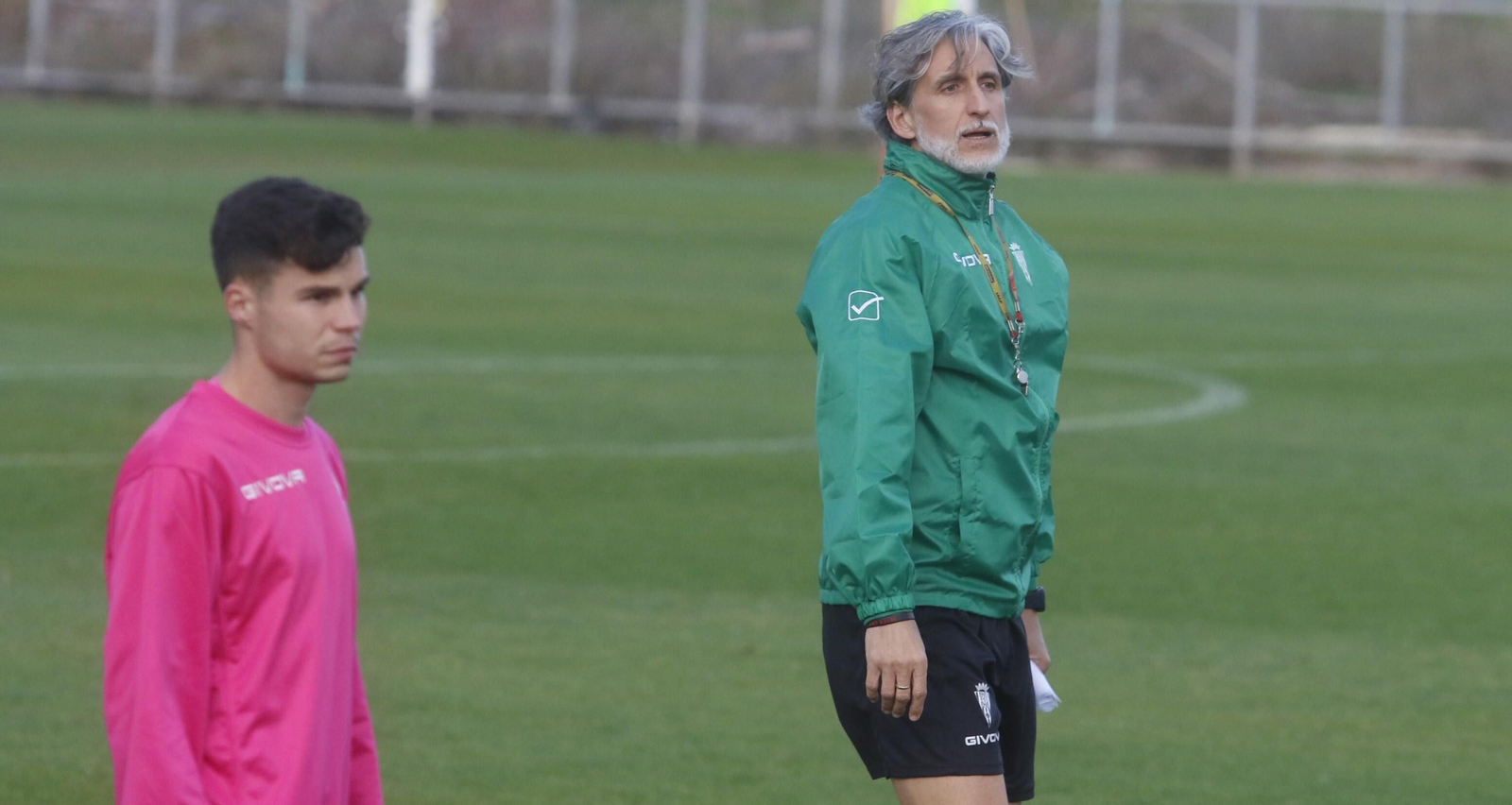 Pablo Alfaro sigue el entrenamiento de su equipo, con Luismi al lado.