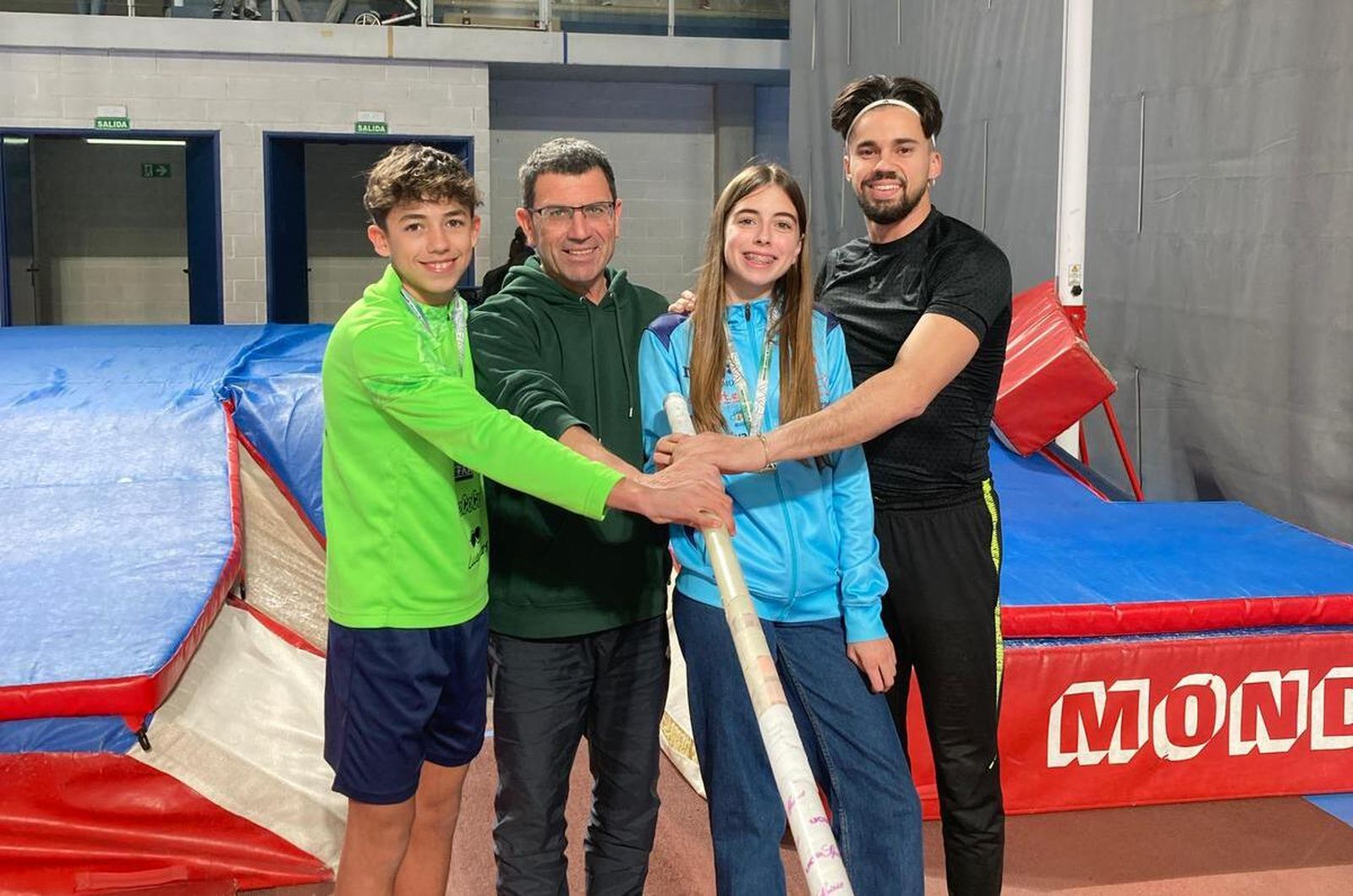 Los dos almerienses junto a su entrenador, Antonio Orta, e Isidro Leyva, cuatro veces campeón de España absoluto.