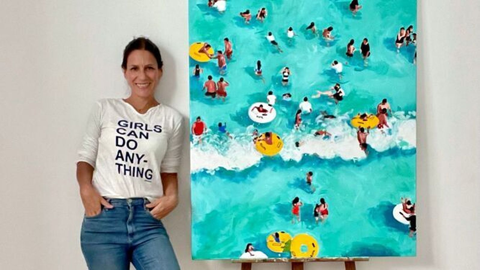 Cristina Vázquez, El Gabinete de las Maravillas, junto a una de sus pinturas inspiradas en la playa de Matalascañas.