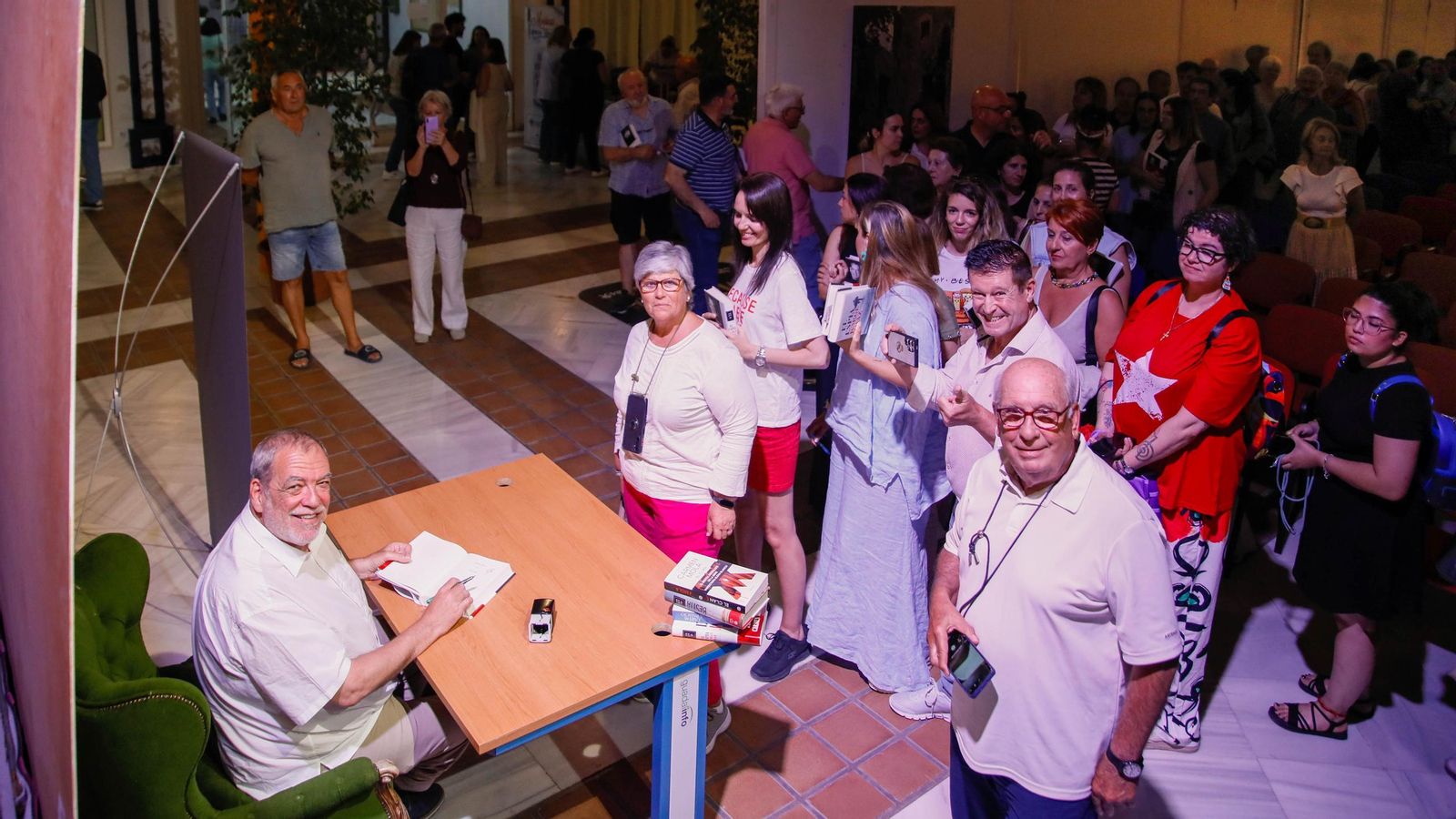 Jorge Díaz durante la firma de ejemplares en Mojácar.