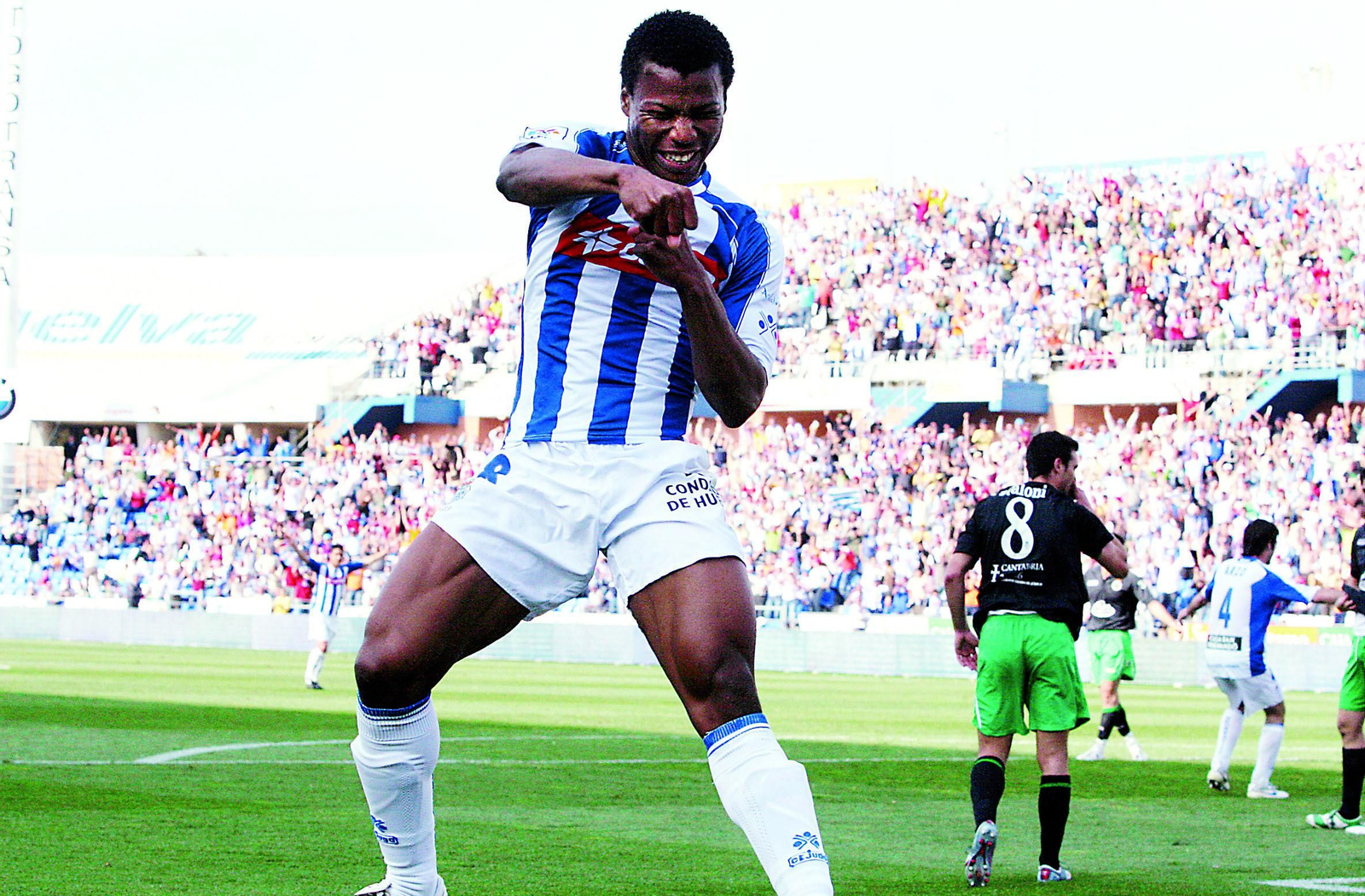 Uche celebra uno de sus goles con el Recreativo.