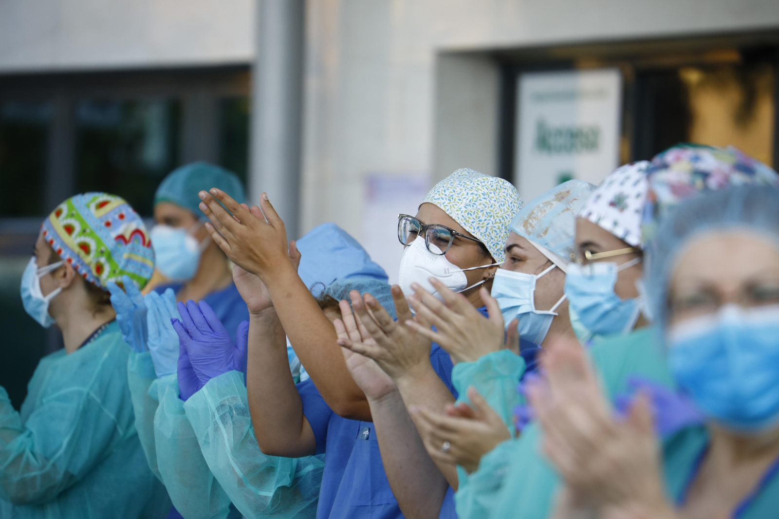 Profesionales sanitarios aplauden en la puerta de Reina Sofía en plena pandemia del covid-19.