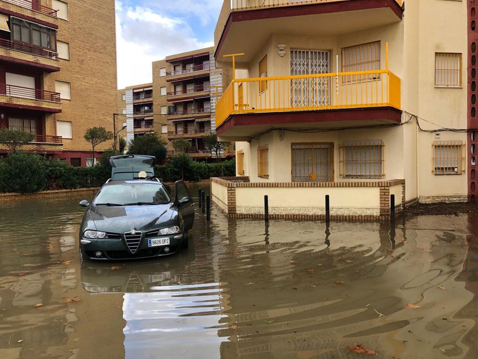 Los comercios de la la avenida de Castilla de La Antilla están prácticamente todos afectados y muchos coches y bajos de edificios